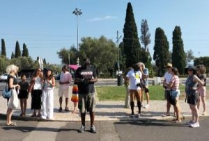 Photograph of the group recreating the moment of the Treaty of Lisbon in front of Jerónimos.