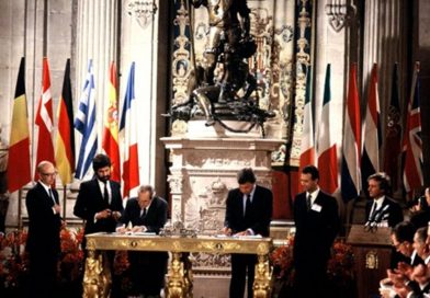 Felipe González and Fernando Morán sign the accession treaty on 12 June 1985, at the Royal Palace, observed by Manuel Marín, among others.