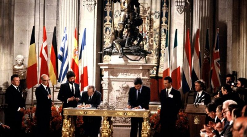 Felipe González and Fernando Morán sign the accession treaty on 12 June 1985, at the Royal Palace, observed by Manuel Marín, among others.